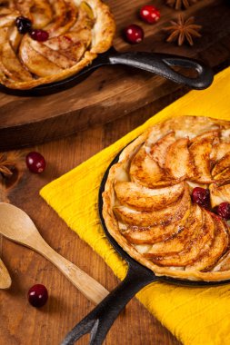 Dökme demir tava elma pasta