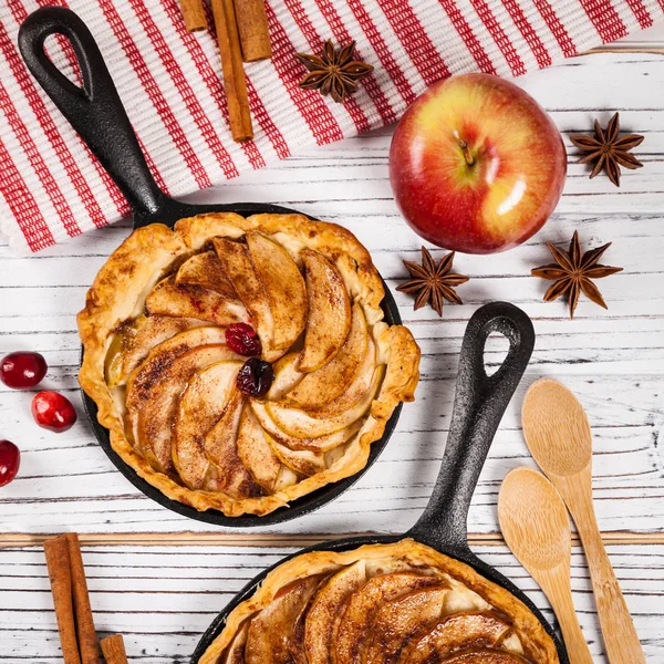 Poêle en fonte Gâteau aux pommes — Photo