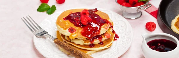 Pfannkuchen mit Himbeersoße — Stockfoto