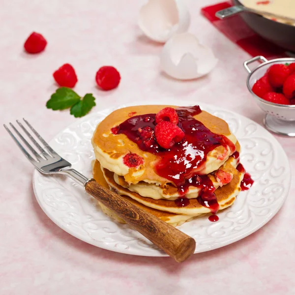 Pfannkuchen mit Himbeersoße — Stockfoto