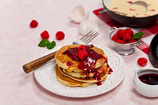 Pfannkuchen mit Himbeersoße — Stockfoto