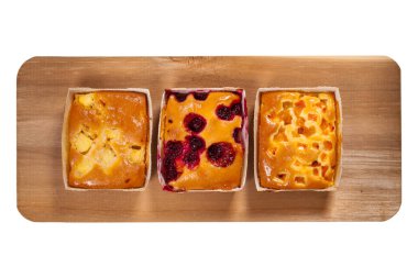 Meyve kayısı, elma ve kızılcık kek