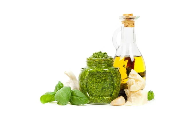 Pesto al basilico su fondo bianco — Foto Stock