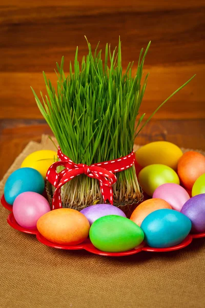 Цветные яйца и пшеничные источники — стоковое фото