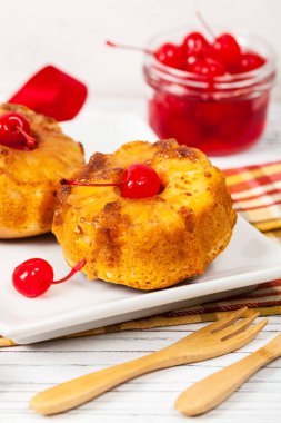 Muffins aşağı ters ananas