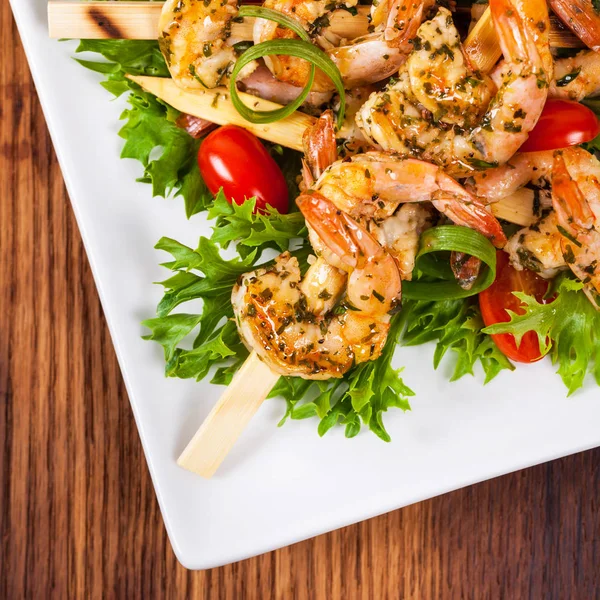 Antipasto di gamberi alla griglia Spiedini — Foto Stock