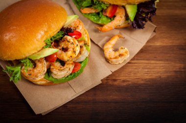 Ev yapımı karides burger. Seçici odak.