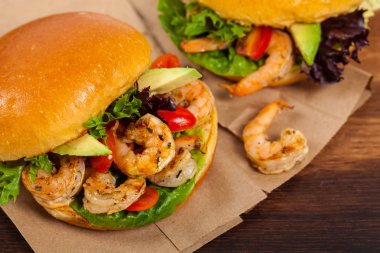Ev yapımı karides burger. Seçici odak.