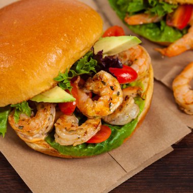Ev yapımı karides burger. Seçici odak.