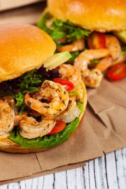 Ev yapımı karides burger. Seçici odak.