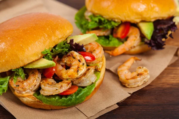 Hausgemachte Shrimp-Burger. Selektiver Fokus. — Stockfoto