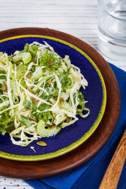 Kabak çekirdeği ile lahana lahana salatası