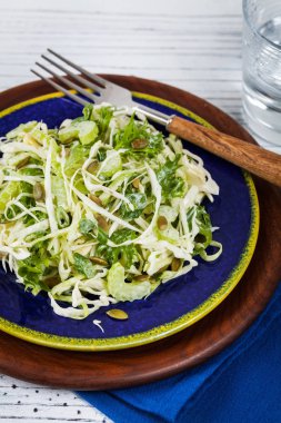 Kabak çekirdeği ile lahana lahana salatası