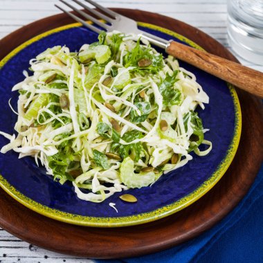 Kabak çekirdeği ile lahana lahana salatası