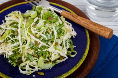 Kabak çekirdeği ile lahana lahana salatası