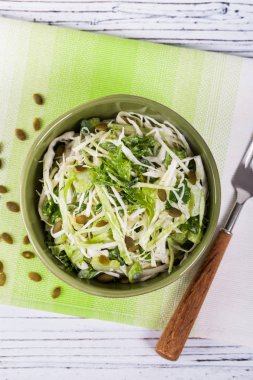 Kabak çekirdeği ile lahana lahana salatası