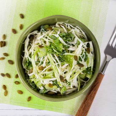 Kabak çekirdeği ile lahana lahana salatası