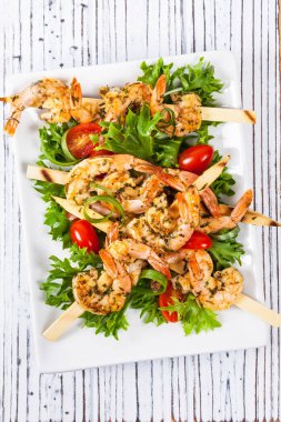 Izgara karides salatası