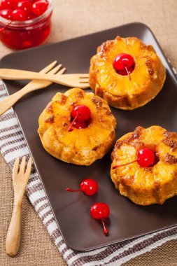 Kek aşağı ters ananas