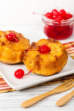 Kek aşağı ters ananas