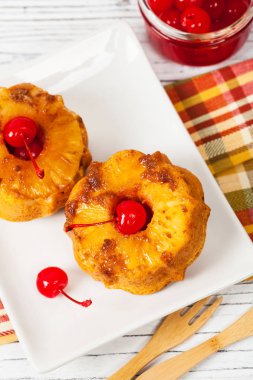 Kek aşağı ters ananas