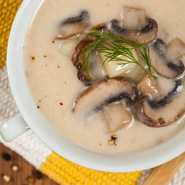 Soupe de pommes de terre aux champignons — Photo