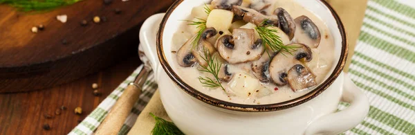 Soupe de pommes de terre aux champignons — Photo