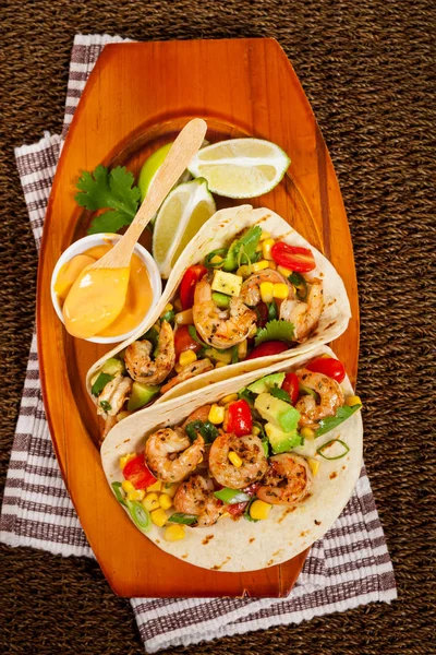 Tacos de camarones con salsa — Foto de Stock