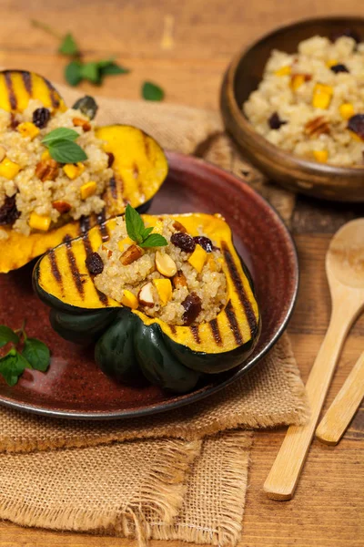 Rostad pumpa fyllda med Quinoa, nötter och torkad frukt — Stockfoto