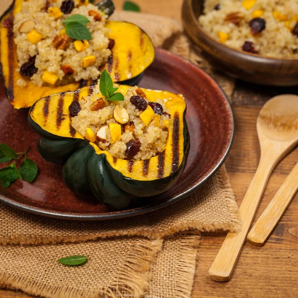 Gerösteter Kürbis gefüllt mit Quinoa, Nüssen und Trockenfrüchten — Stockfoto