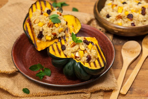 Zucca arrosto ripiena di quinoa, noci e frutta secca — Foto Stock