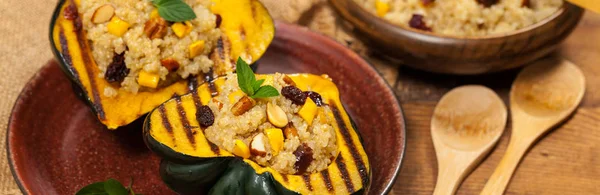 Zucca arrosto ripiena di quinoa, noci e frutta secca — Foto Stock