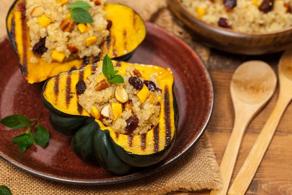 Gerösteter Kürbis gefüllt mit Quinoa, Nüssen und Trockenfrüchten — Stockfoto