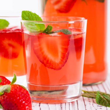 Çilek limonata içmek