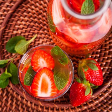 Çilek limonata içmek