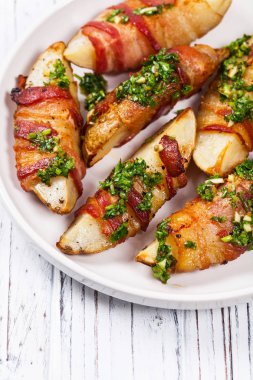Pastırma patates dilimleri sarılmış