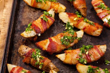 Pastırma patates dilimleri sarılmış