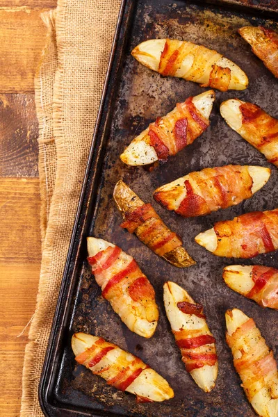 Patatas envueltas en tocino —  Fotos de Stock