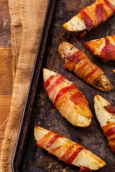 Baconlindad potatis — Stockfoto