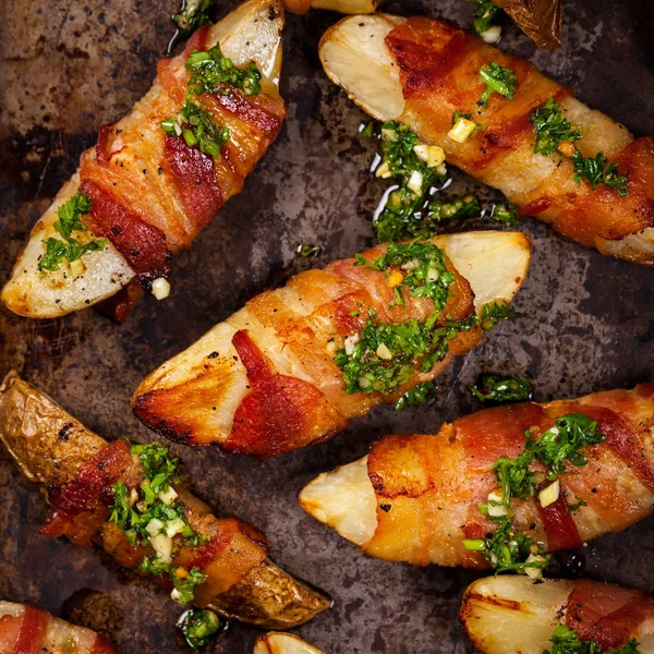 Bacon Batatas embrulhadas Cunhas — Fotografia de Stock