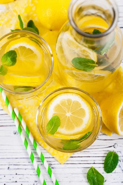 Alcoholische limonade drinken — Stockfoto