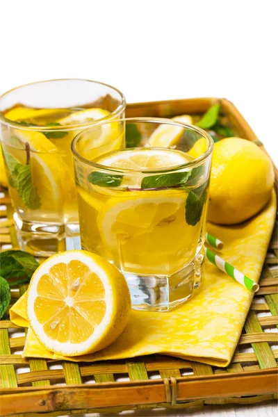 Alcoholische limonade drinken — Stockfoto
