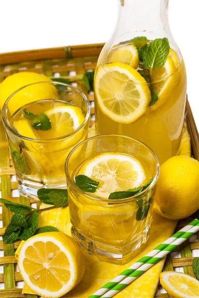 Alcoholische limonade drinken — Stockfoto