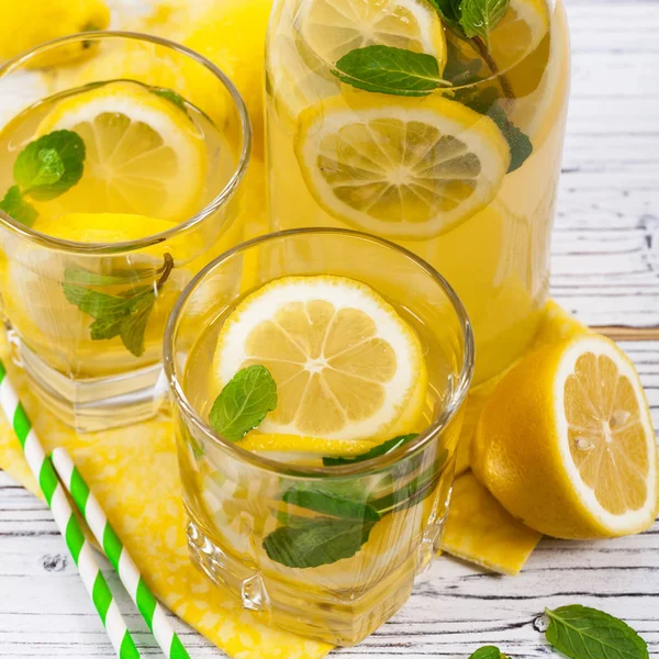 Алкогольные лимонадные напитки — стоковое фото