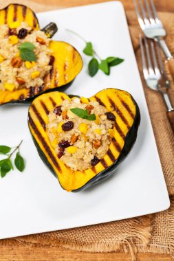 Kavrulmuş kabak Quinoa ile doldurulmuş