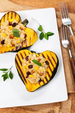 Kavrulmuş kabak Quinoa ile doldurulmuş