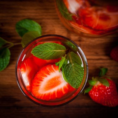 Çilek limonata içmek