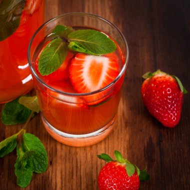 Çilek limonata içmek