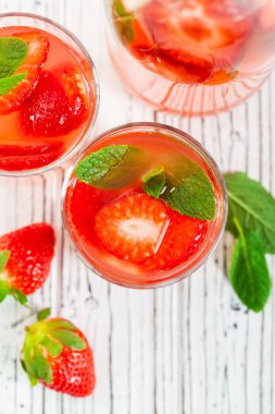 Çilek limonata içmek