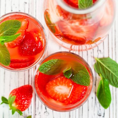 Çilek limonata içmek